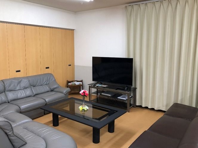 1Ｆの談話スペースにはテレビやソファが置かれ、一般家庭と同じような雰囲気。