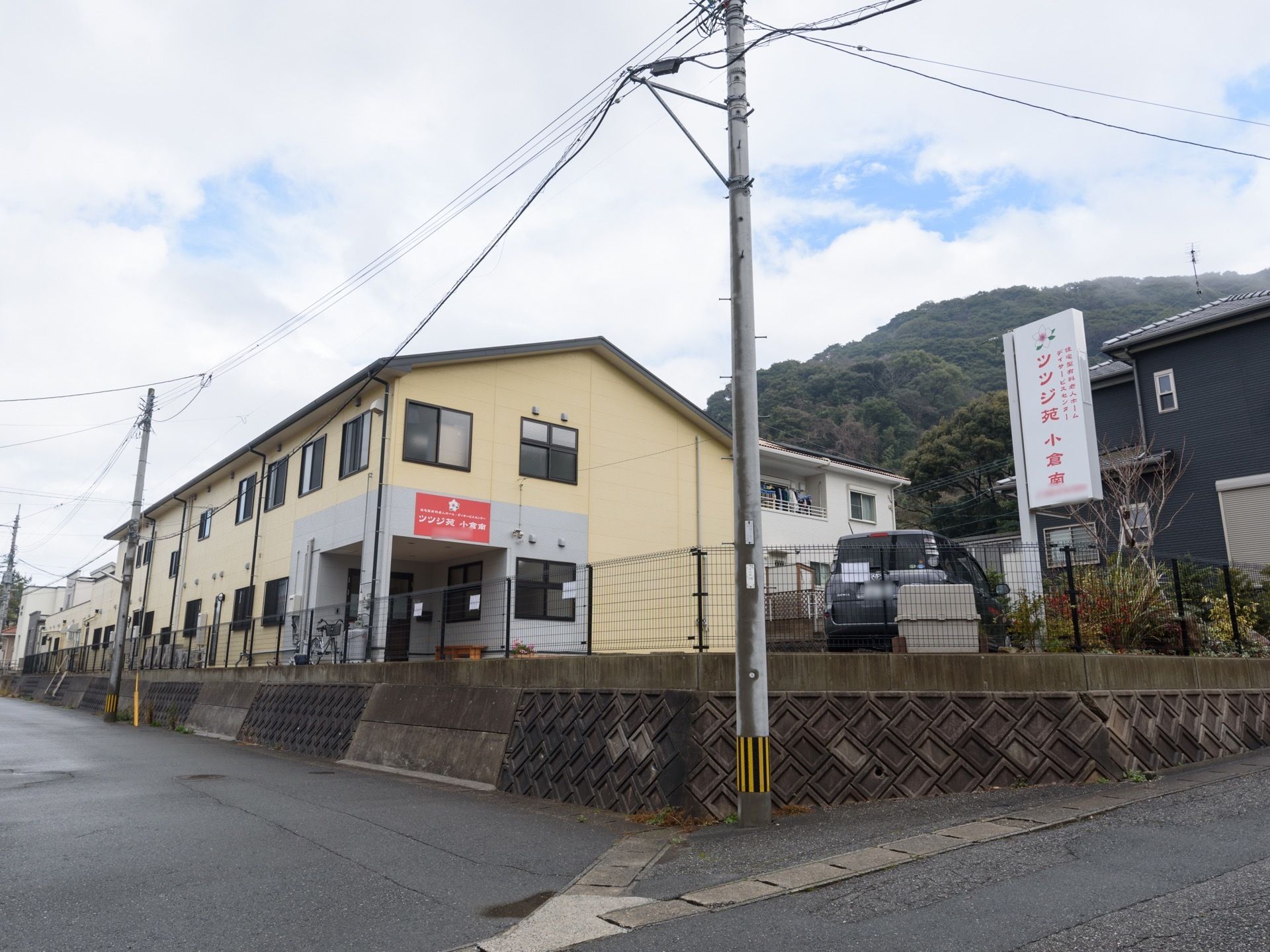 施設の周りは木々が多く植えられており、自然に触れることができる環境である。道路沿いに、施設名を表示した看板を設置している。