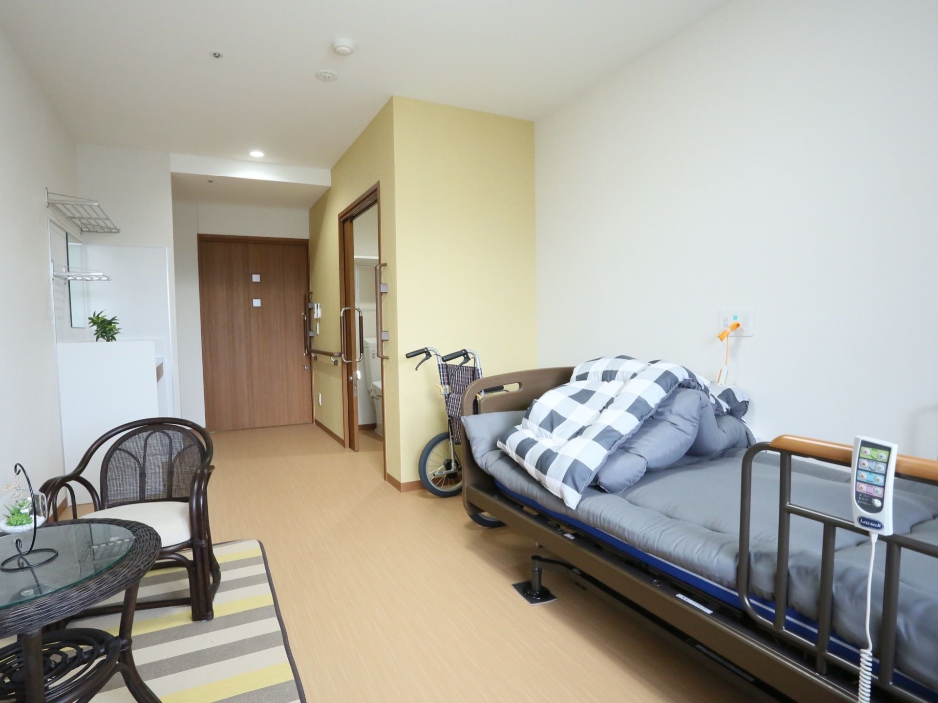 玄関の近くには、トイレが設置されておりトイレのドアと近くの壁に手すりが取り付けられている。トイレの前に、手洗い場がある。