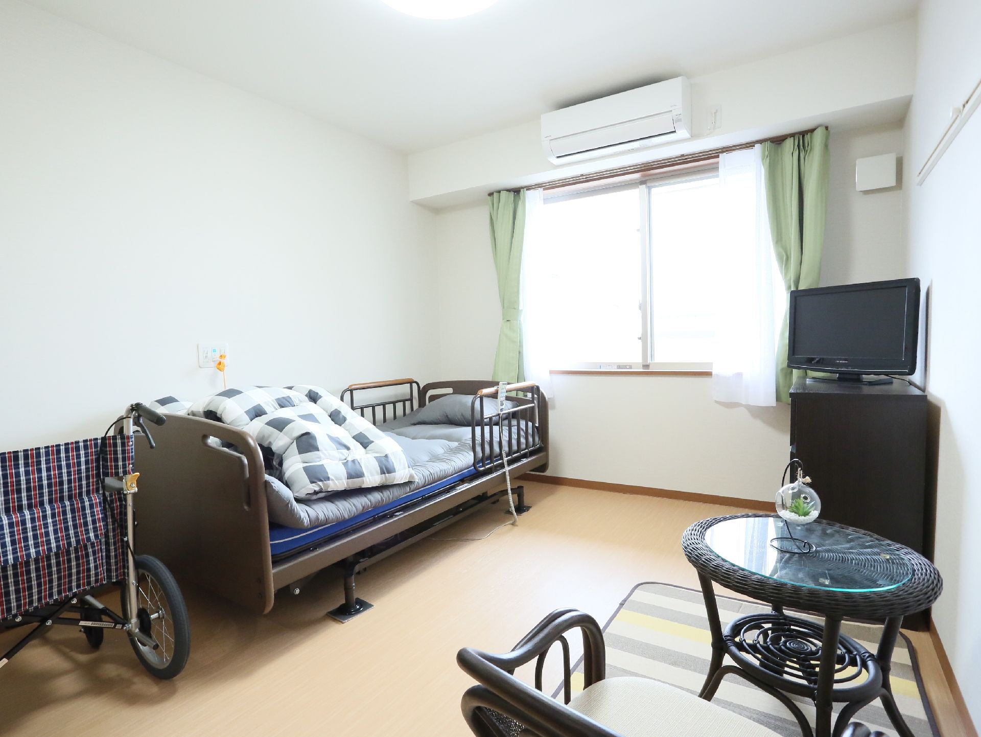 居室にはベッドやエアコンなどの家具家電があり、キッチンやトイレもついている。