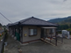 山あいのゆったりした施設風景