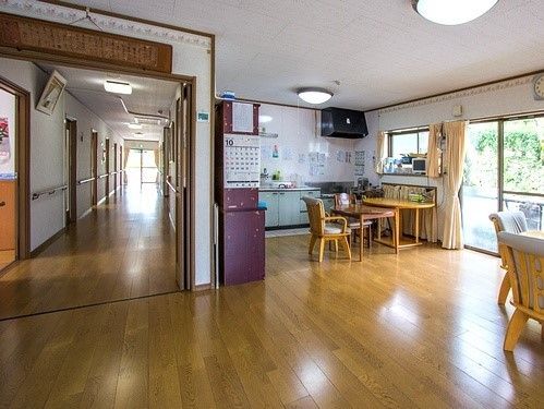 廊下の横にキッチンスペースがある。施設内にある食堂・リラックススペース