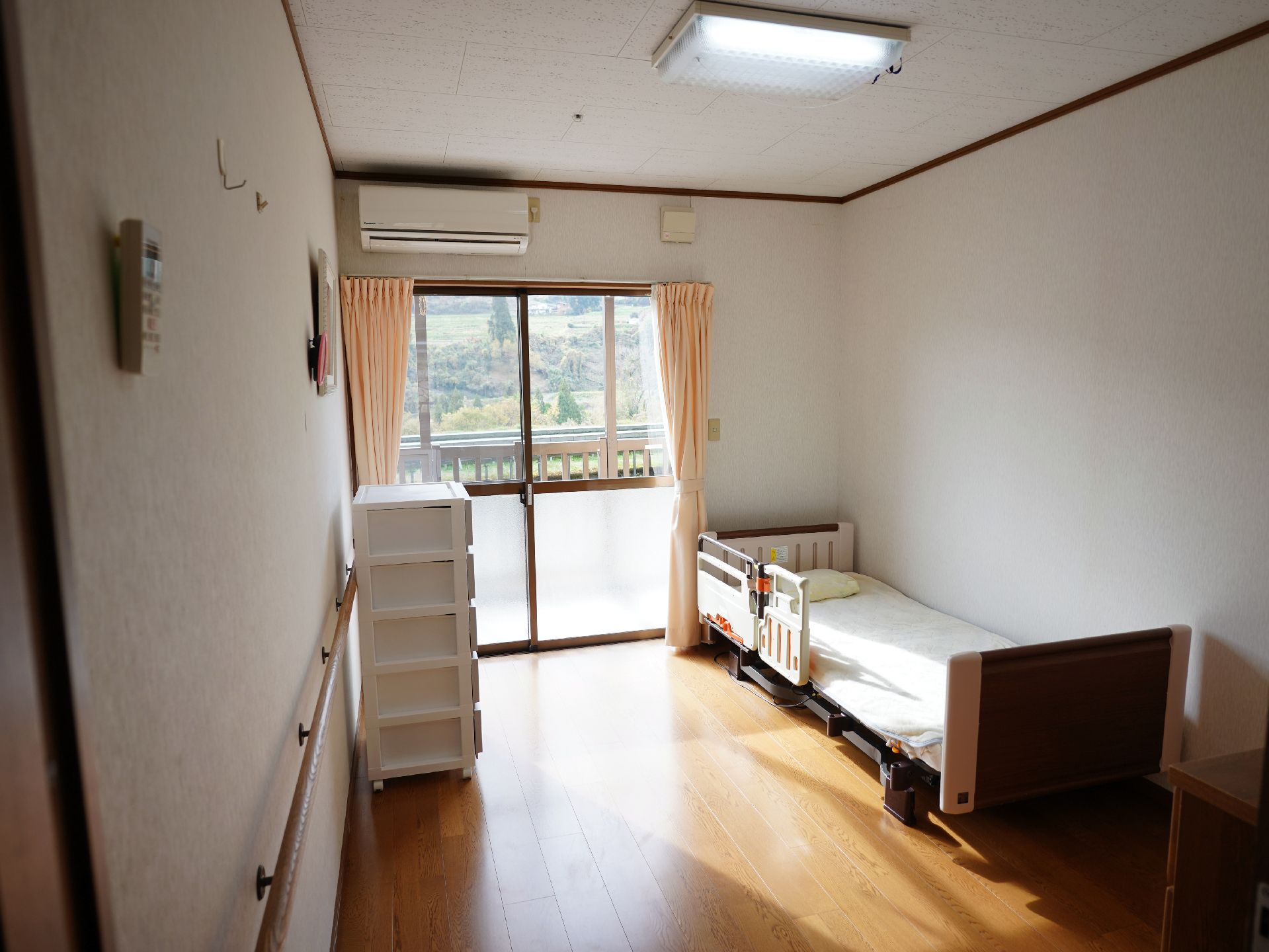 タンスとベッドがすでに用意されている居室