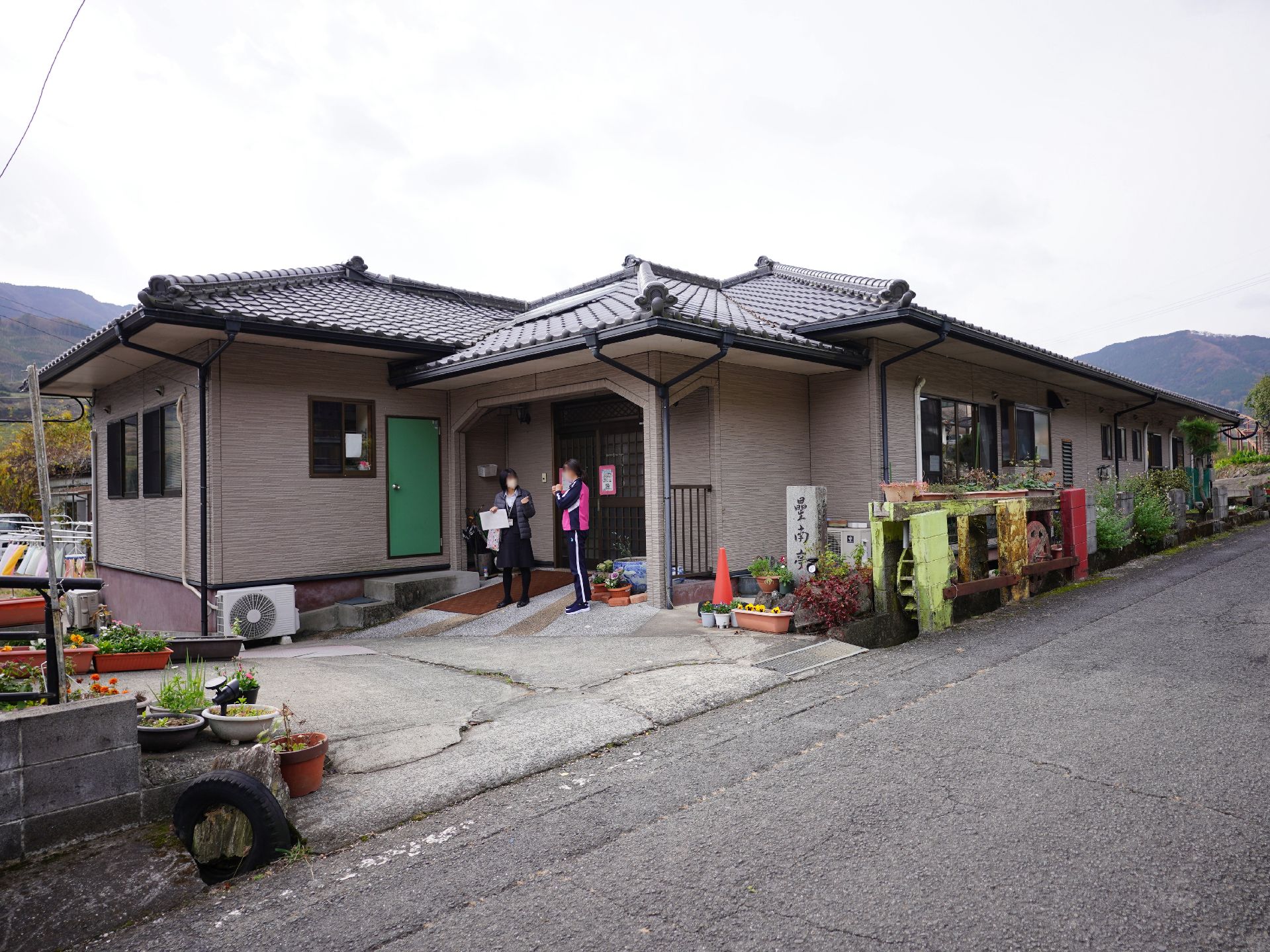 坂の途中に建てられている外観