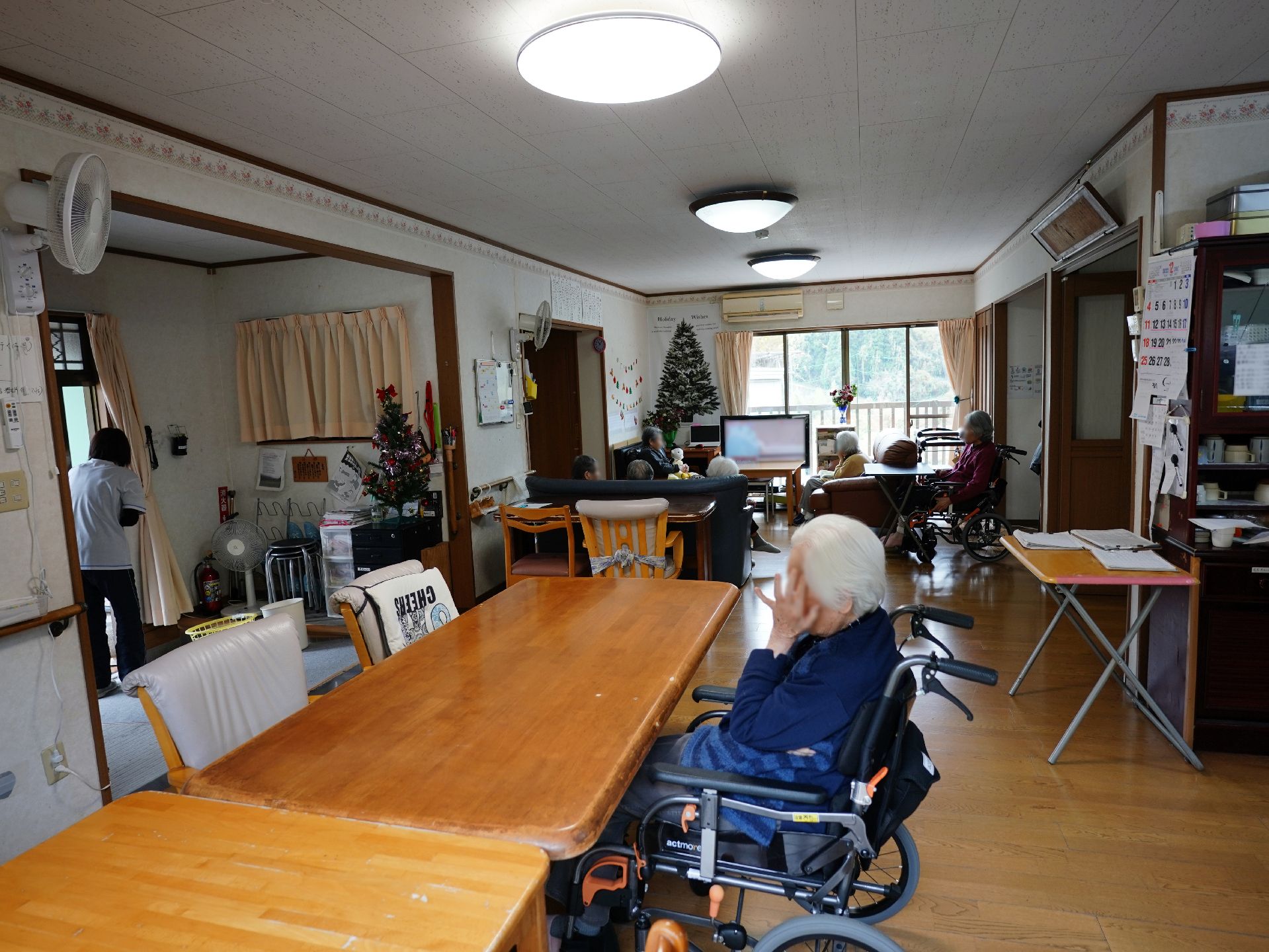 入居者が座ってテレビ鑑賞している様子の食堂