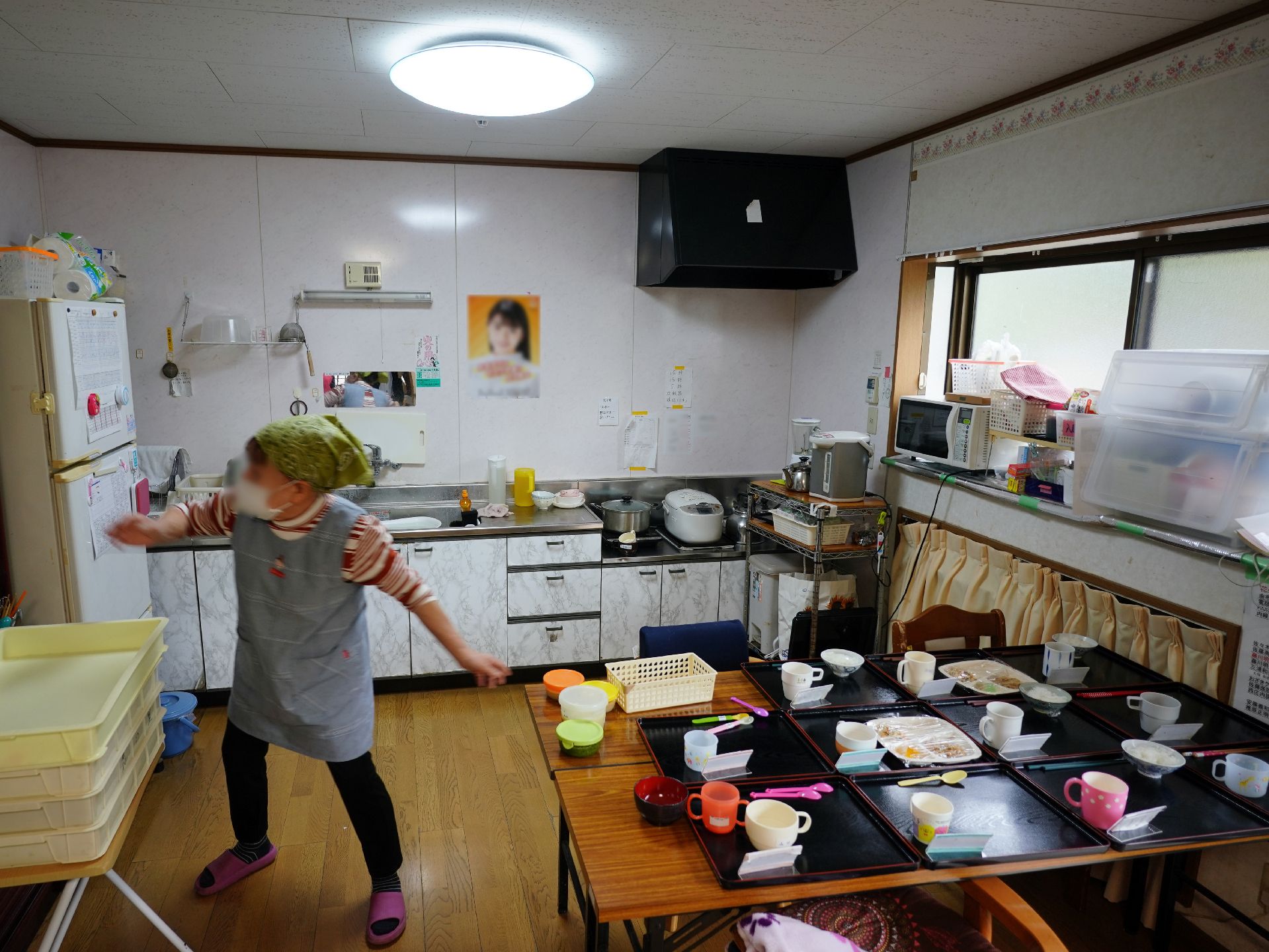 お盆一つ一つに食事を置いている様子の食事
