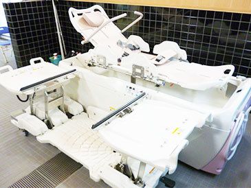 要介護の人用の臥位よく対応型浴槽。自動で浴槽に入れる最新型の設備