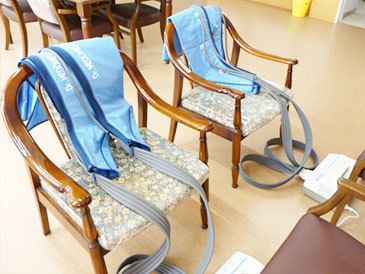 空気を入れて足をリラックスさせる設備の様子。マッサージ危機を写した写真