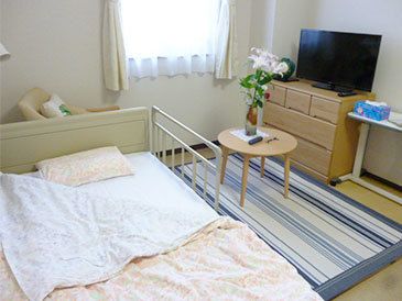 テレビやベッド、いす、テーブルなどが置いてある個室内のコーディネート例