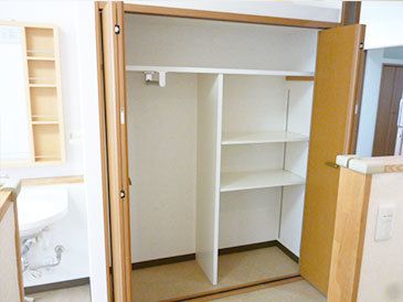 部屋の設備を写した写真。大きめの収納設備に棚やクローゼットが用意されている様子