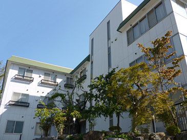 青空が広がる日に撮影した建物の写真。鉄骨造の建物を写した外観写真
