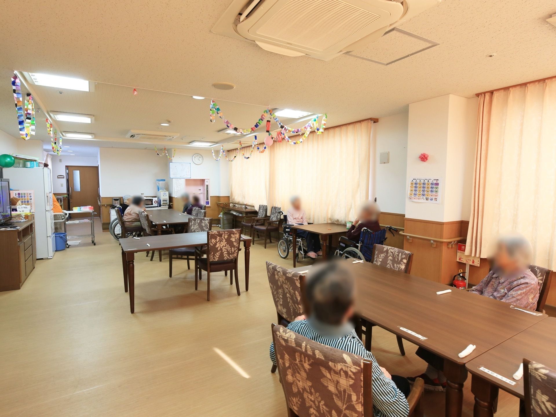入居者様が安全に利用できるように、通路が広く空けられている。車椅子を使う方も、楽に室内を移動できる。