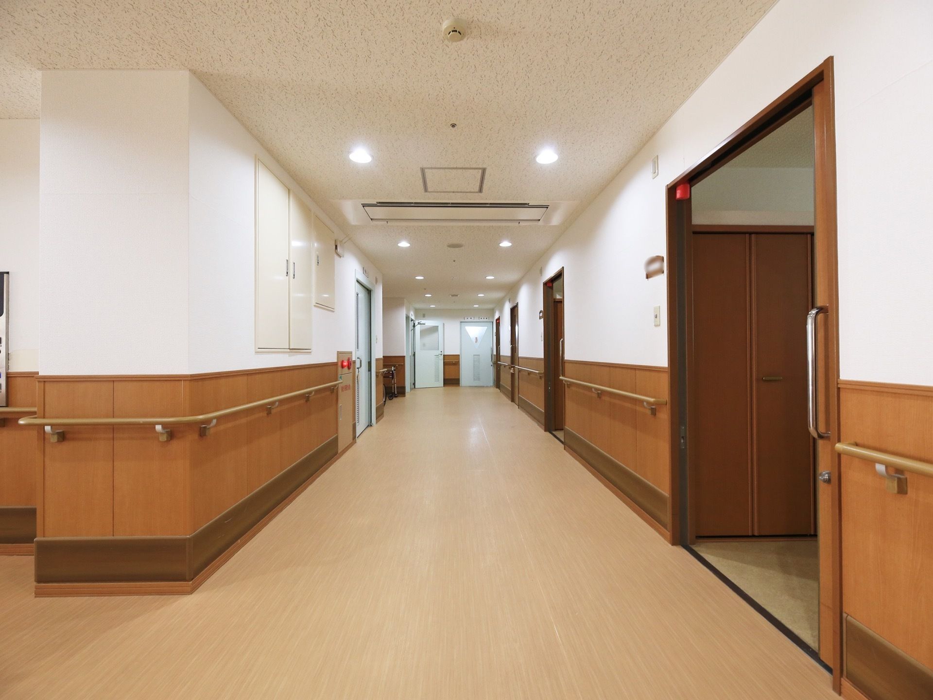 安全のため、廊下の壁には手すりがある。モノトーンの落ち着いた内装で統一され、利用しやすい雰囲気。