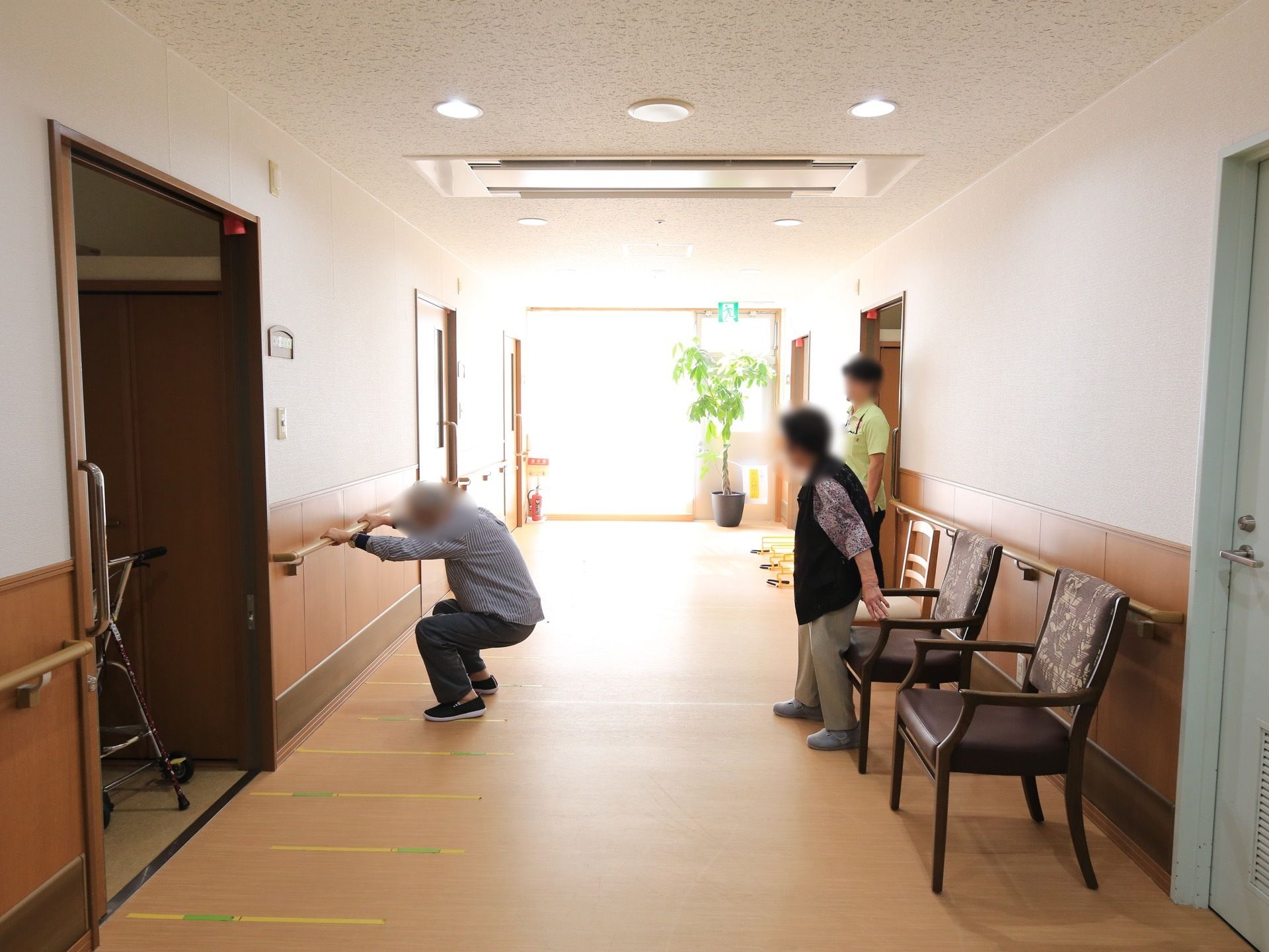 廊下の一角では、手すりを使用して機能訓練コーナーが設けられている。床のテープに沿って、訓練を行うようになっている。