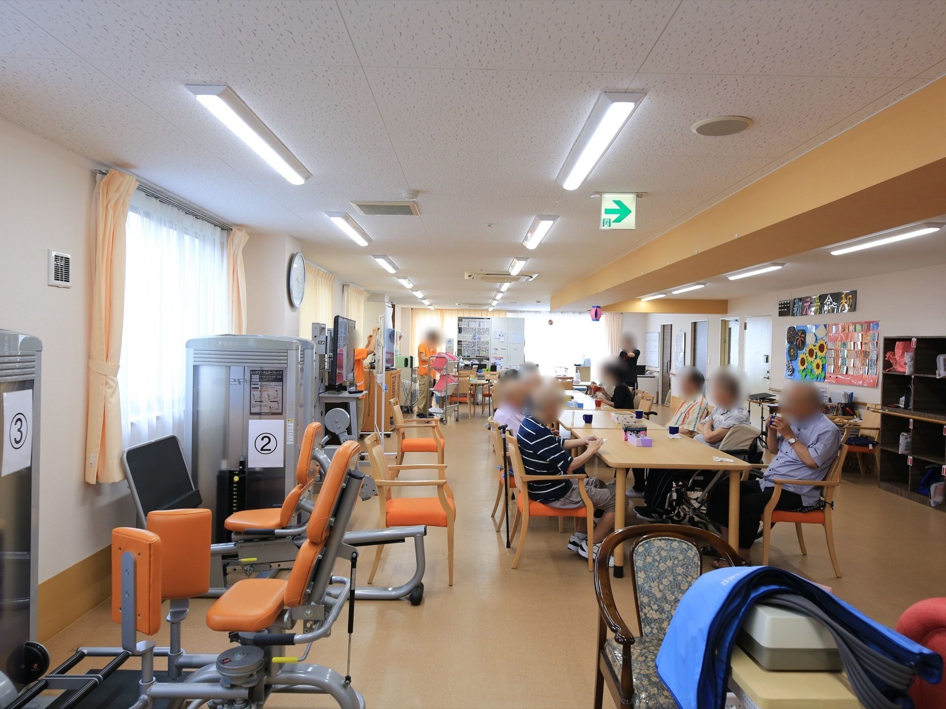 広々と奥行きのある室内に、さまざまな種類のトレーニング器具が並んでいる。部屋の中央にはテーブル席があり、ゆっくりと休憩が取れる。