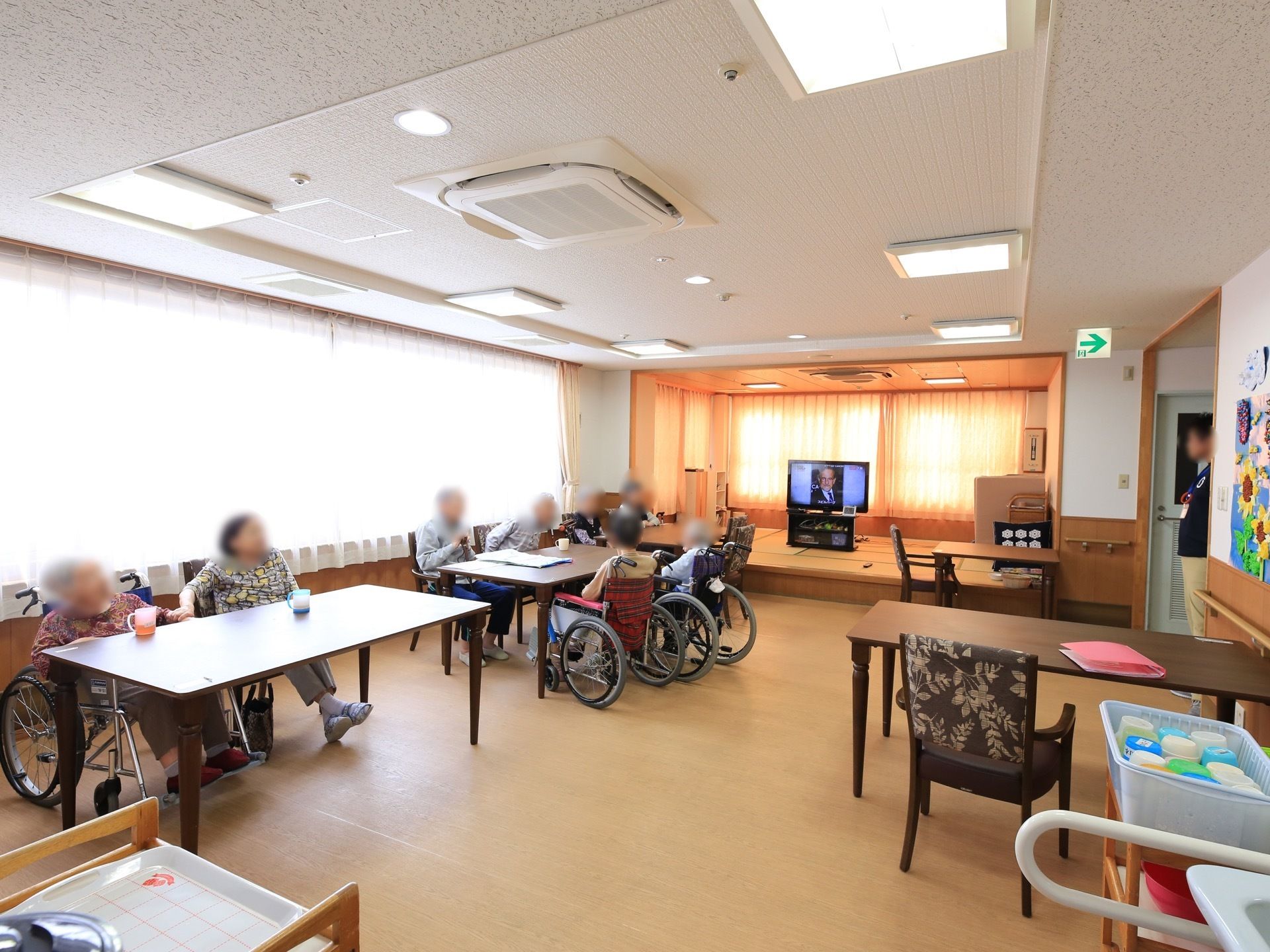 共同生活室の奥は小上がりになっていて、和室スペースになっている。入居者様が見やすい位置に、テレビがある。