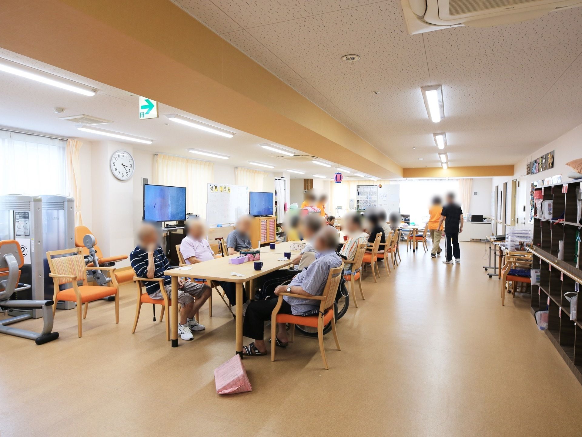 機能訓練室は明るく開放的で、広々としている。種類さまざまなトレーニング器具が、明るい窓辺に配置されている。