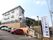 施設は坂の途中に位置していて、高台の見晴らしの良い場所に建てられている。安全のため、敷地は柵で囲われている。