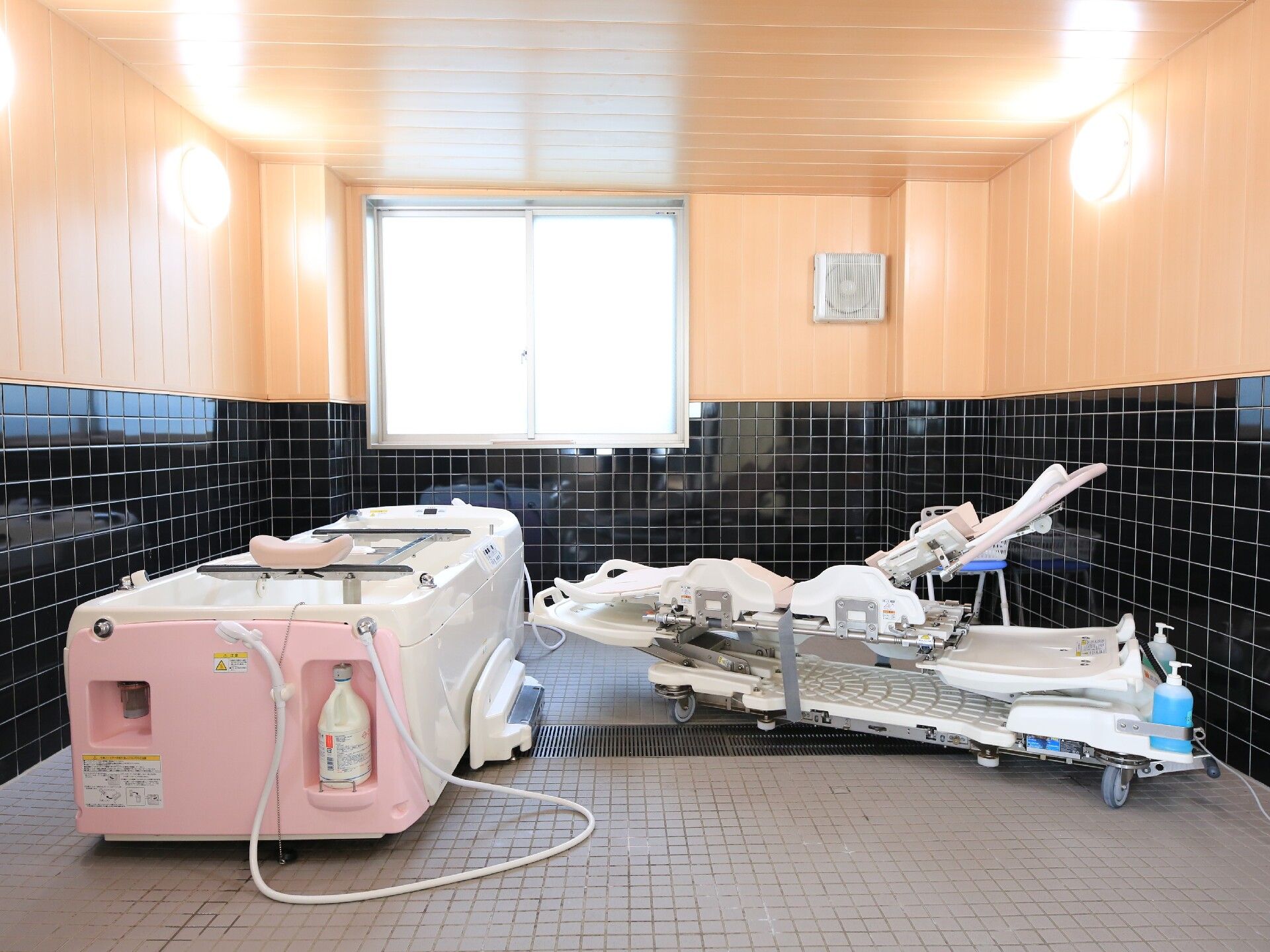 横になったまま入浴が可能な機械浴槽が置かれた広い浴室