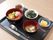 食事の一例。三色丼やみそ汁、野菜の和え物にデザートと、バランスの良いボリュームのあるメニューとなっている。