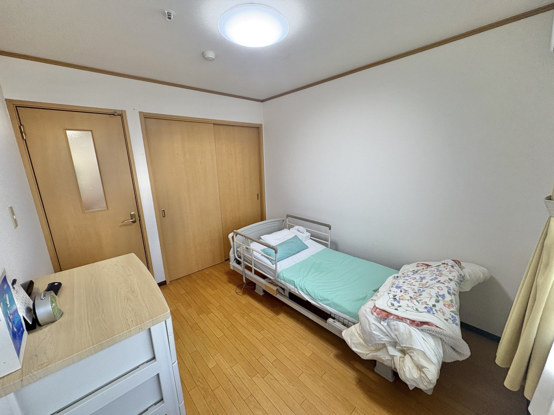 シンプルな個室の様子