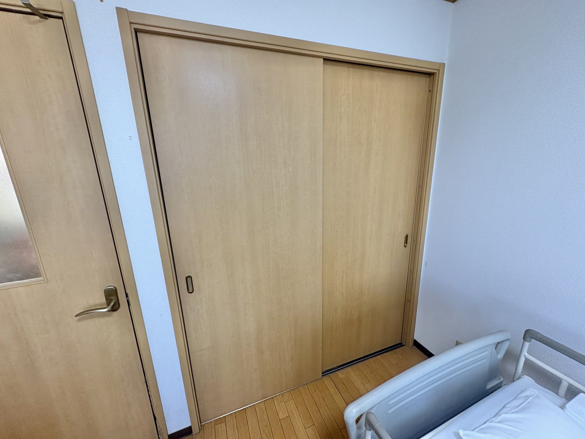 木製の引き戸とベッド