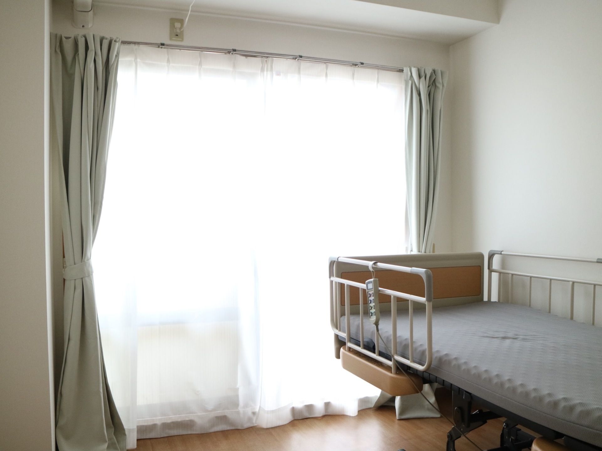 居室には、床の高さまである大きめの窓があるので、日中に明るく過ごすことが可能である。柵付きのベッドで就寝する。