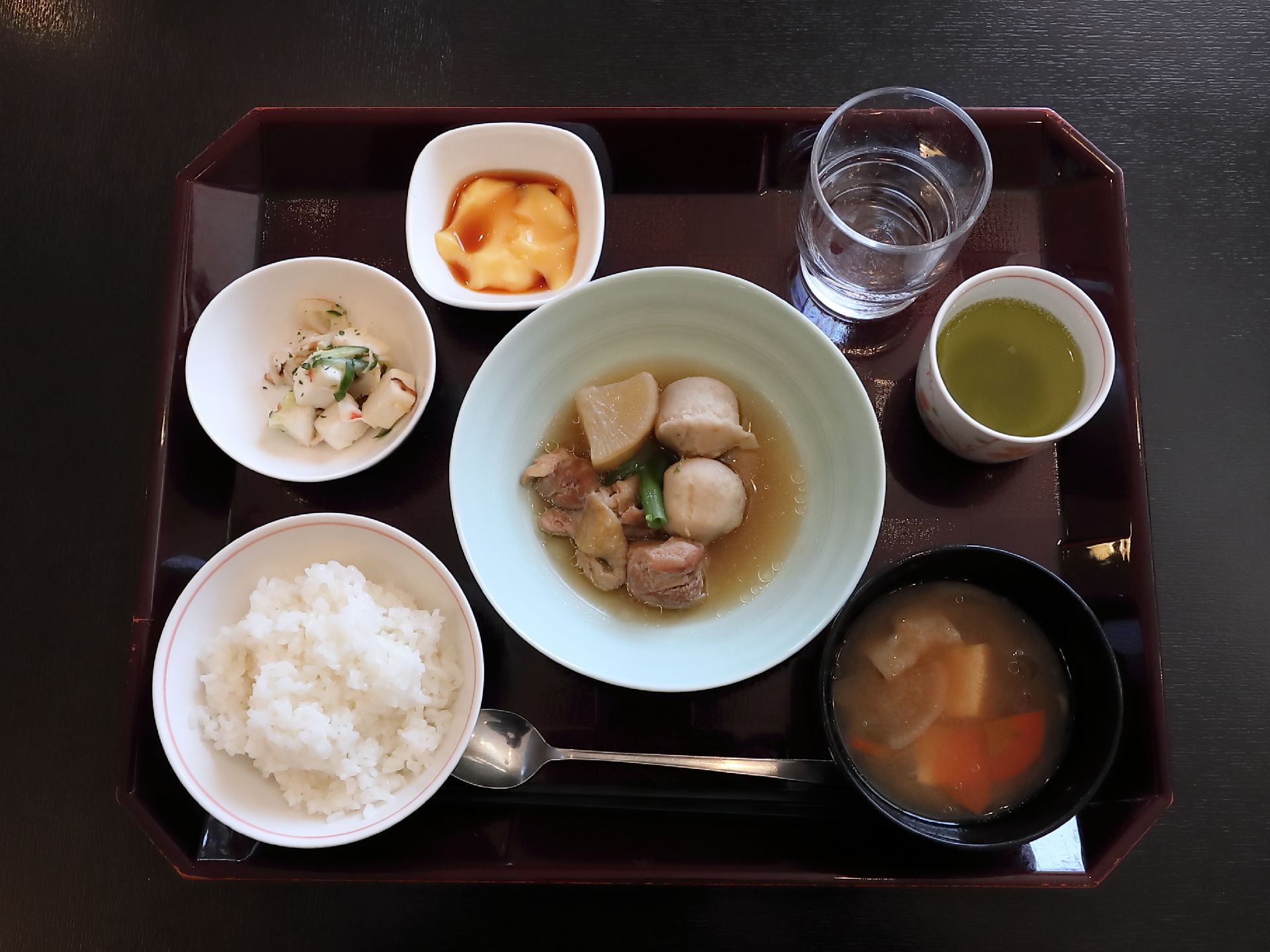 ある日のお食事のメニューは、ご飯と汁物、おかずが2品、デザート、お茶である。季節感があり、栄養バランスの優れた食事を提供している。