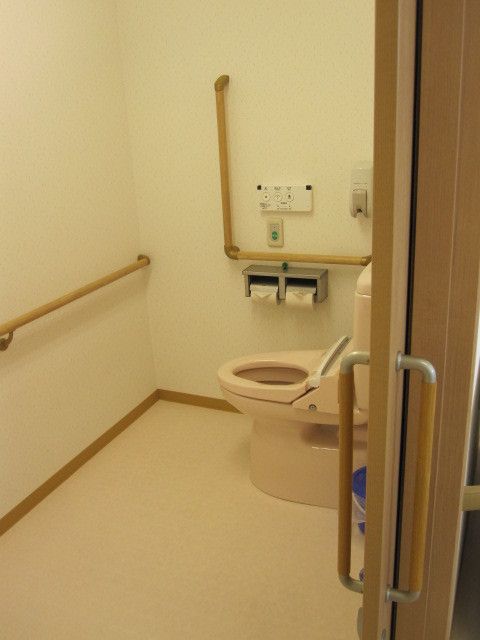 共有のトイレは広く、壁には複数の手すりが設置され、呼び出しボタンもついている。