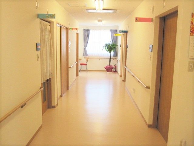 廊下の突き当りには窓があり明るい雰囲気。全域に手すりがついている。