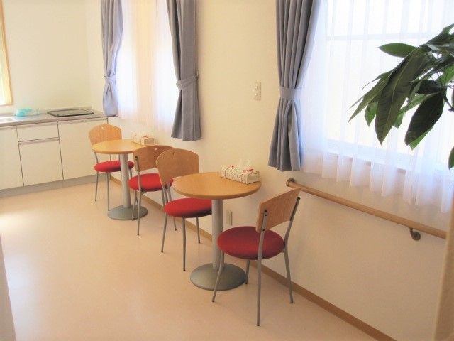 二人掛けのカフェのような小さなテーブルセットが置かれた奥のスペースにはミニキッチンもある。
