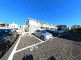 駐車場と建物の外観