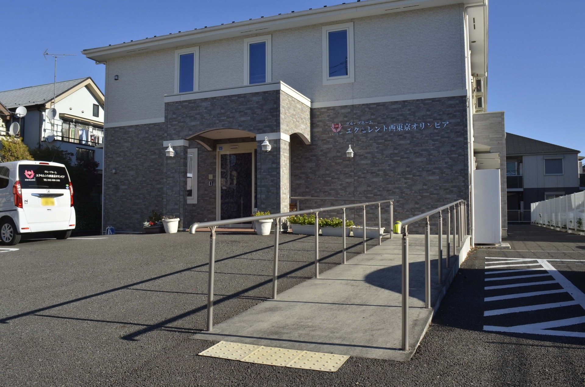 明るい外観の建物入口