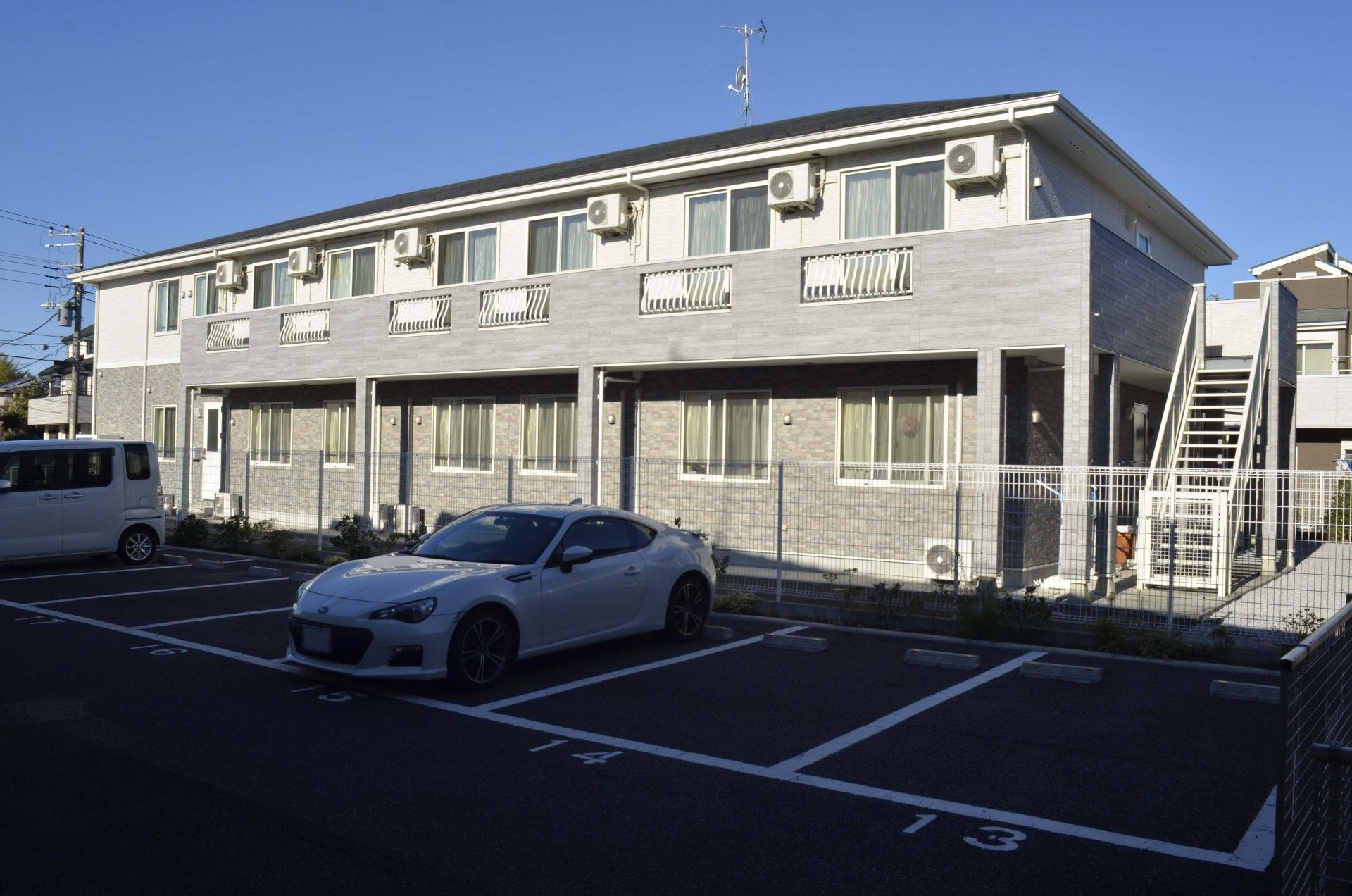 車いすの高齢者と手を握りながら話す介護スタッフの様子。施設内での会話の場面