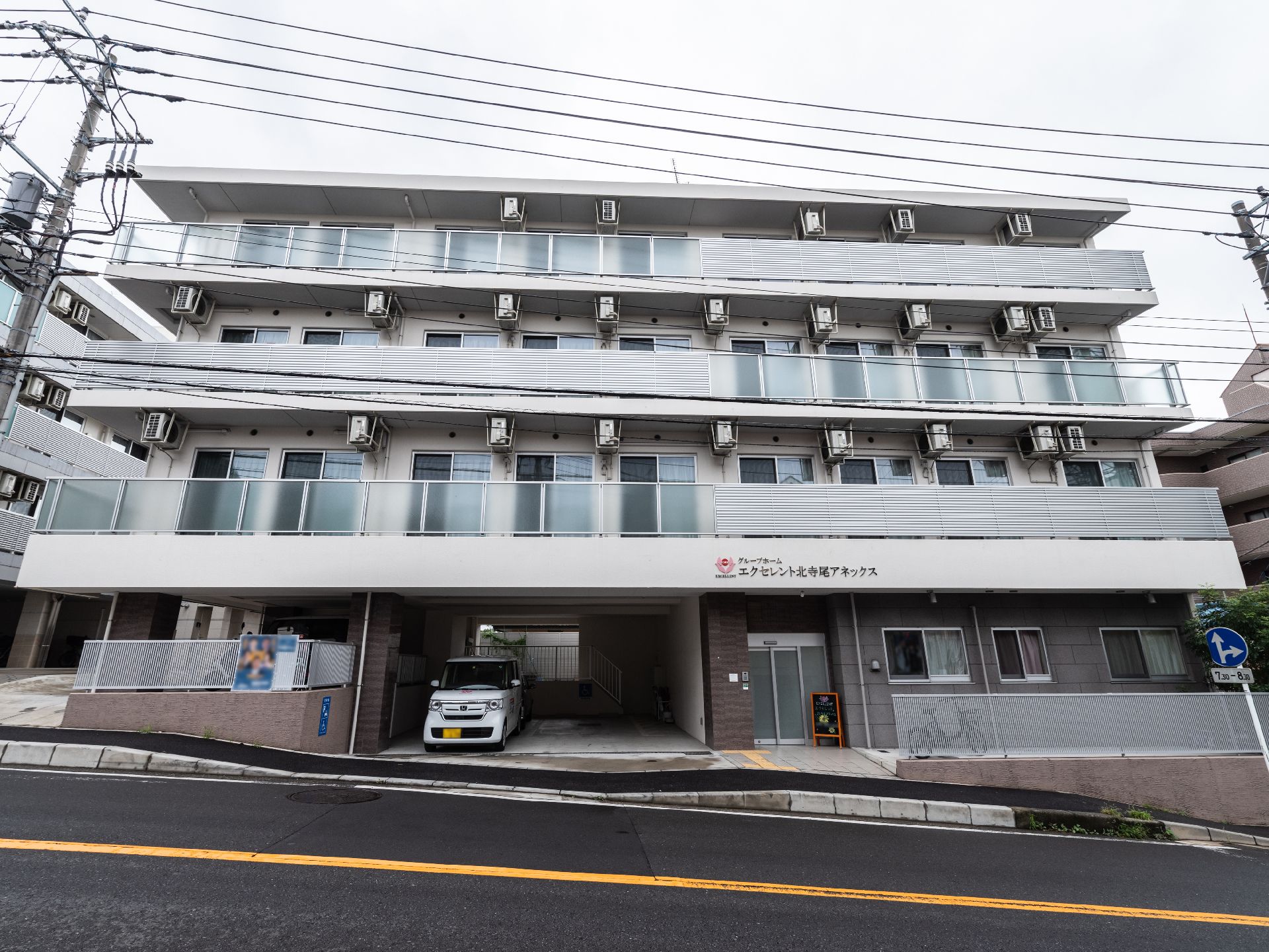 日当たりの良い4階建ての施設