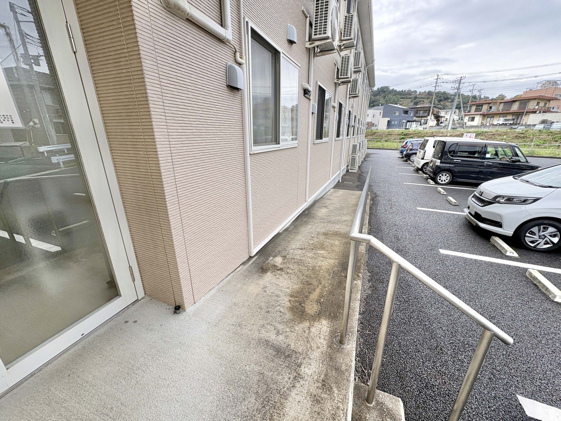 建物外の駐車場と通路