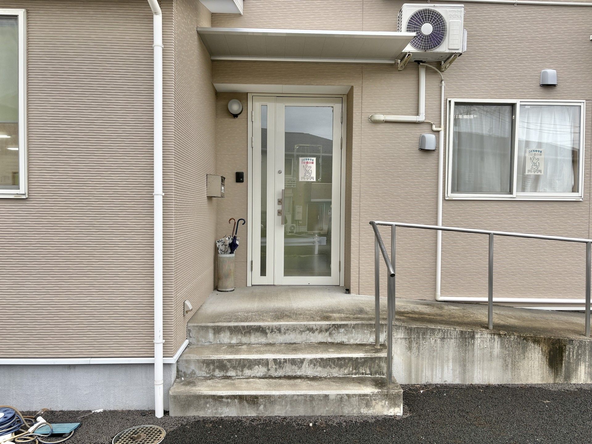 手すり付きの出入口