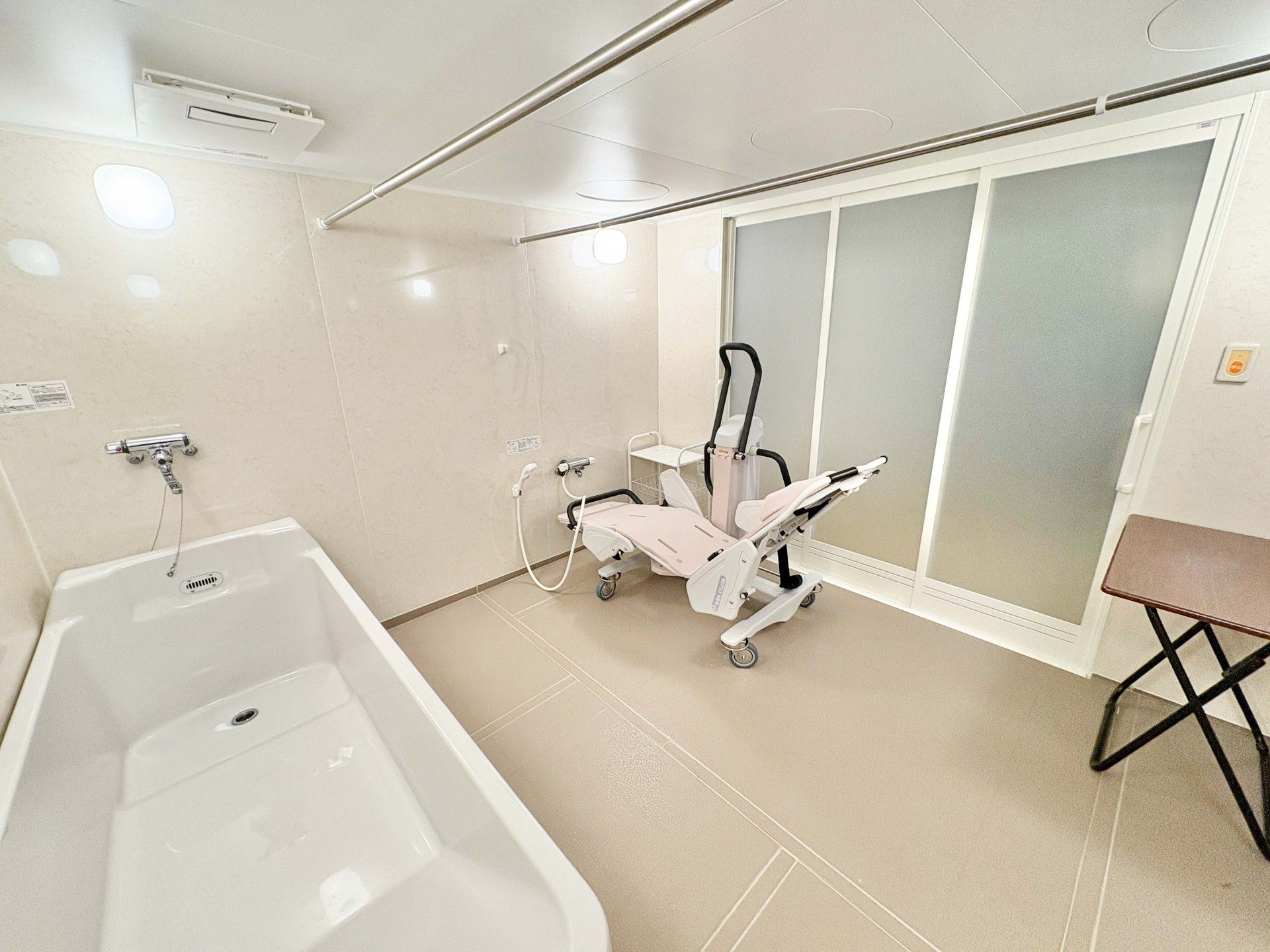 広々とした浴室