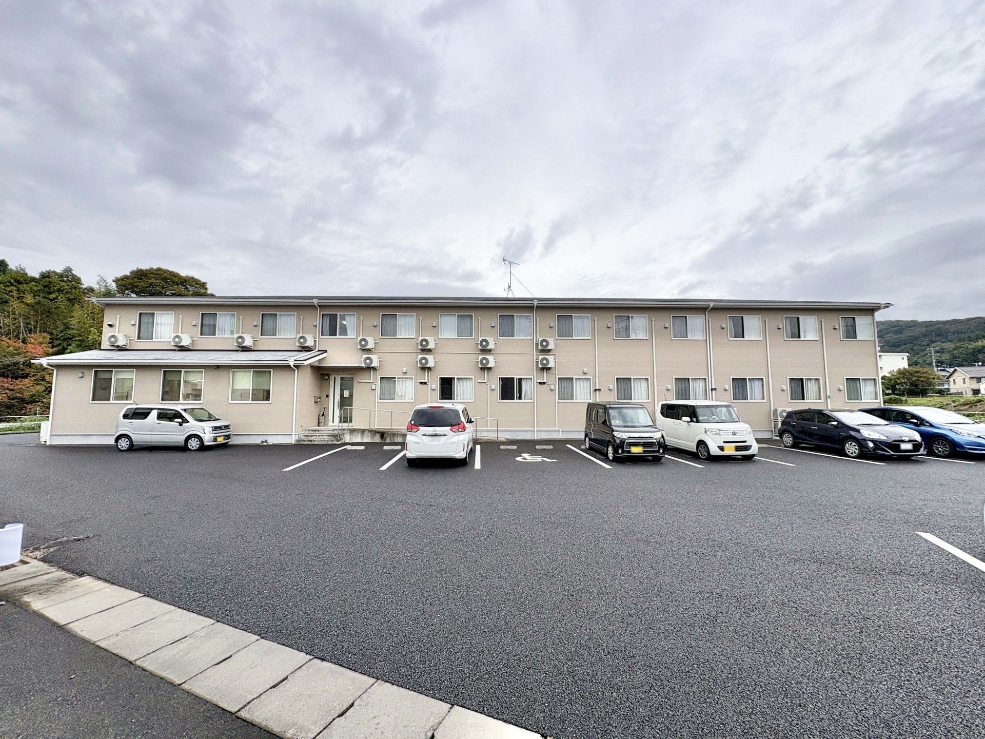 駐車場のある建物外観