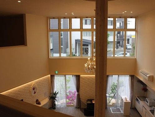施設内の吹き抜け部分。シャンデリアやキッチン、窓の外には景色が見えている