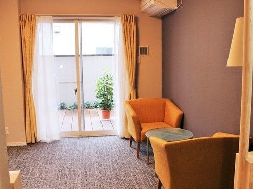 一人用のソファやテーブル、エアコンなどが置いてある一人用の部屋