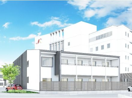 サービス付き住宅「新未来創造館」の外観パース。青空の下に木造の建物が建っている様子