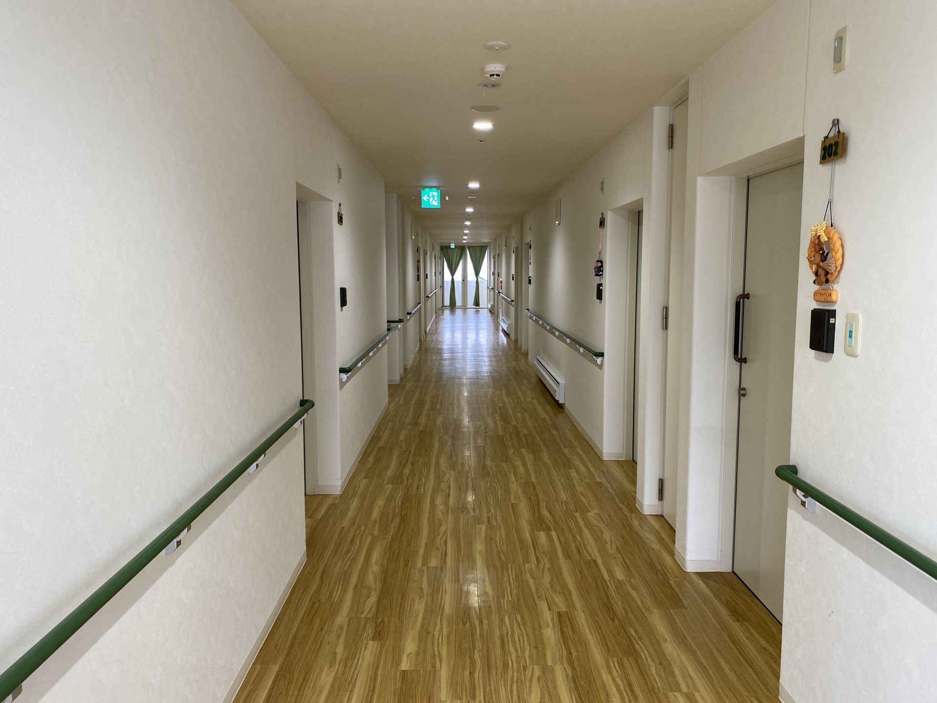 明るく清潔な廊下
