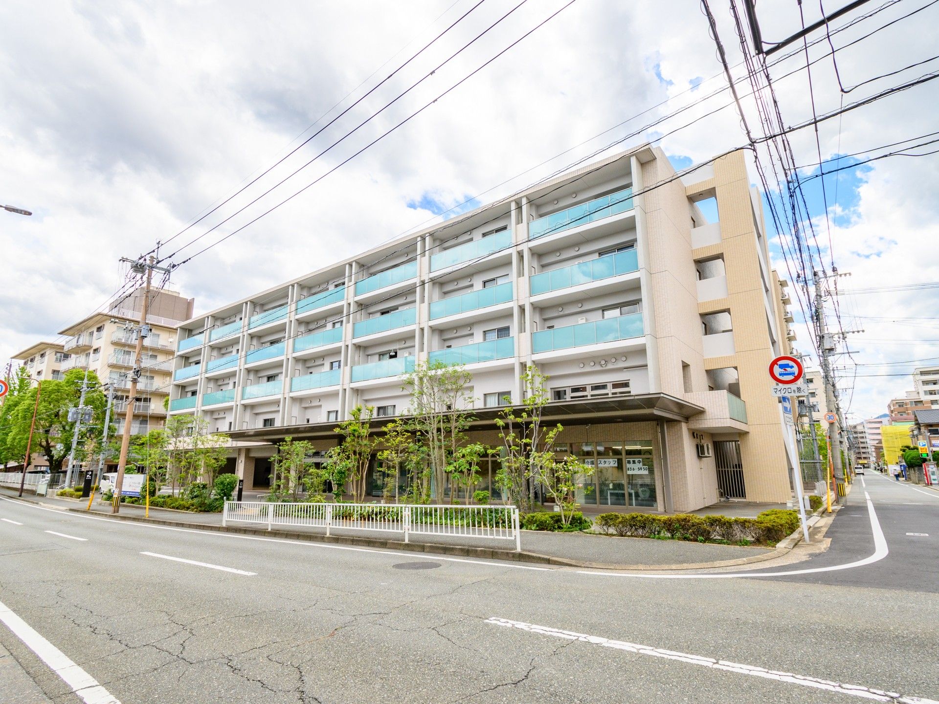 都会の明るい建物外観