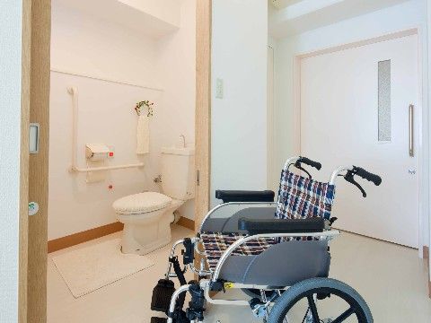 ソーシャルコート藤原台北町のトイレ。車いすでの日々を不自由なく行っていただける環境となっております。