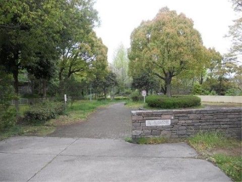 ソーシャルコート藤原台北町の周辺環境。毎日多くの子供で賑わう、あかるい公園です。お散歩にご利用いただけます。