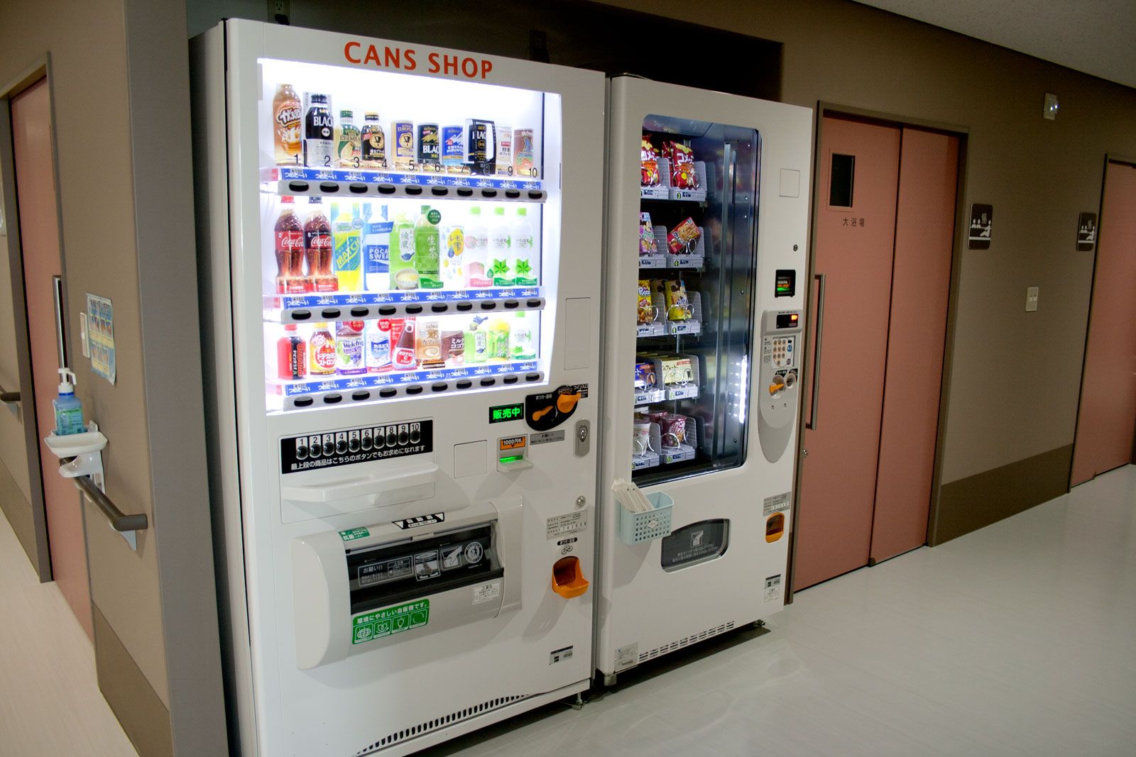 快適な廊下の自動販売機