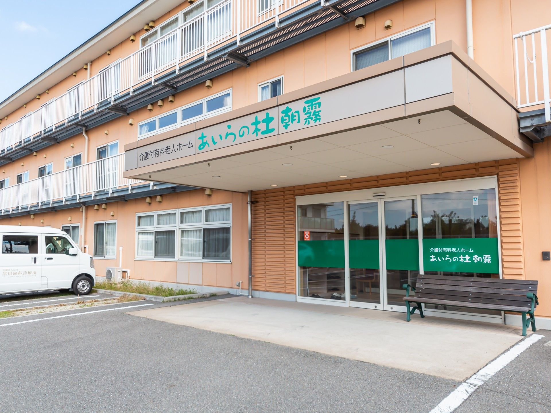 入口が広い施設正面