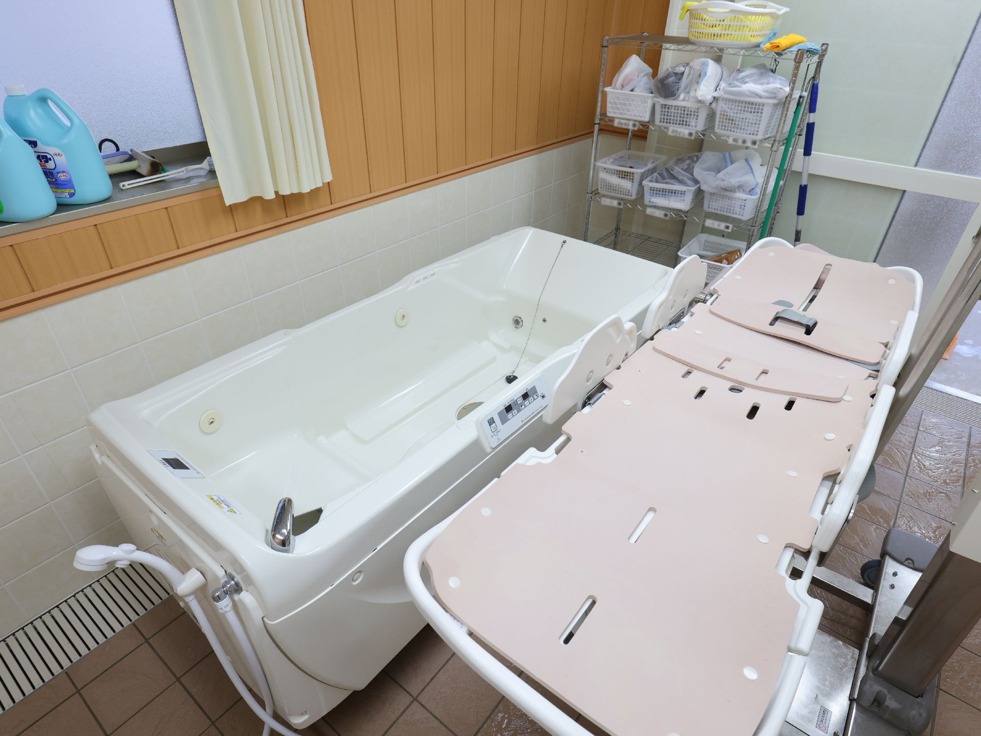 バリアフリー完備で、壁に手すりが取り付けられている浴室