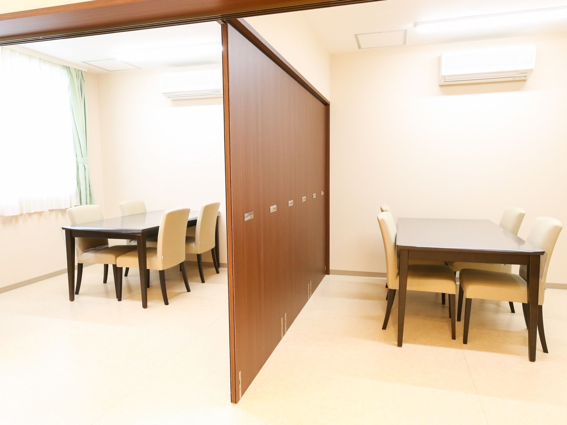可動式の壁で仕切られ、２つに分かれている空間である。両方にテーブルと椅子が置かれており、エアコンを設置。